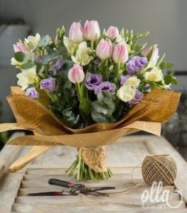 curcubeul-vestitor-buchet-de-lalele-frezii-si-lisianthus